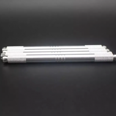 Quatro barras metálicas prateadas com textura antiderrapante nas extremidades, sobre fundo preto