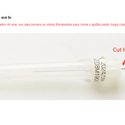 Agulha médica com etiqueta e indicação 'Cut Here' em fundo branco