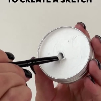 Aplicação de produto em pote e pintura dos lábios com pincel