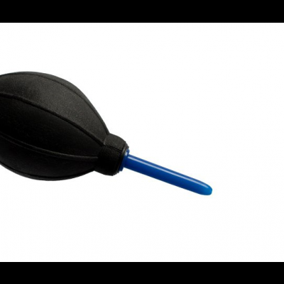 Sopro de limpeza para câmeras preto com bico azul em fundo branco