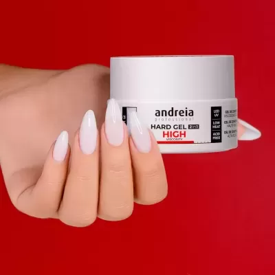 Mão com unhas brancas segurando recipiente branco de gel para unhas Andreia