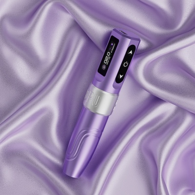 Máquina de tatuagem roxa com visor digital sobre tecido lilás acetinado