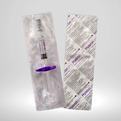 Seringa médica Hyaron com componente roxo em embalagem transparente e papel com texto