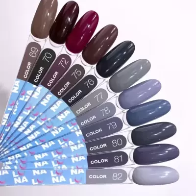 Amostras de verniz de unhas em tons castanhos, vermelhos, azuis e cinzentos com etiquetas numeradas.