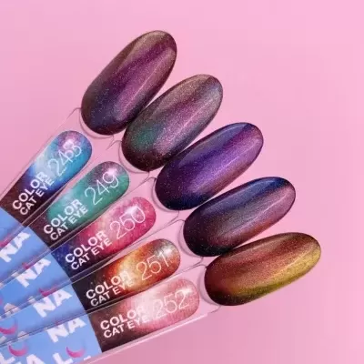 Amostras de verniz de unhas multicolorido com etiquetagem de códigos em fundo rosa.