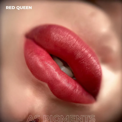 Lábios com batom vermelho vibrante e textos 'RED QUEEN' e 'AS PIGMENTS' no fundo