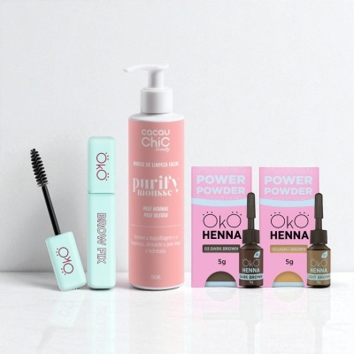 Produtos de beleza para sobrancelhas e rosto sobre superfície branca