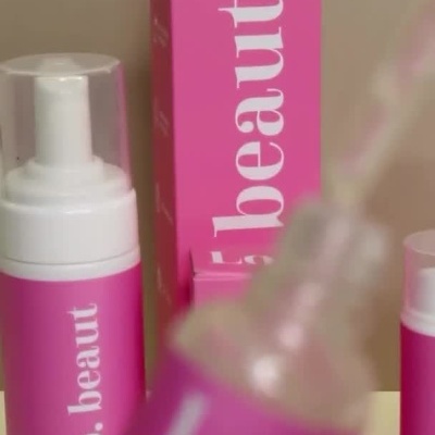 Frasco de gloss labial Lo.beaut com conta-gotas e embalagem rosa.