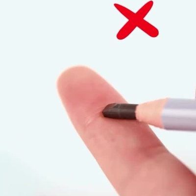 Processo de afiar um lápis de sobrancelha com instruções em inglês e demonstração prática.