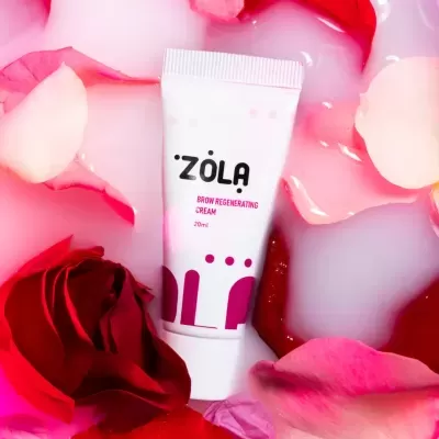 Frasco branco de creme para sobrancelhas Zola com pétalas de rosa ao redor
