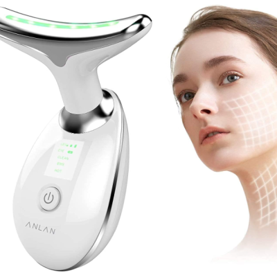 Dispositivo eletrônico branco com visor e botão ao lado do rosto de mulher com grade branca na pele.