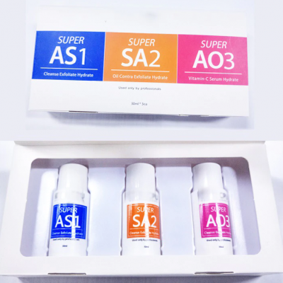 Conjunto de três frascos de produtos cosméticos em caixa branca