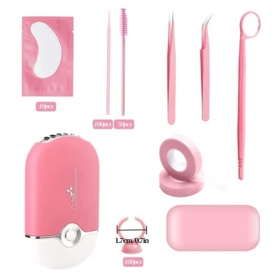 Conjunto de ferramentas de beleza rosa com várias peças sobre fundo branco