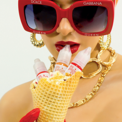 Mulher com óculos de sol vermelhos segurando um cone de waffle com frascos de líquido dentro.