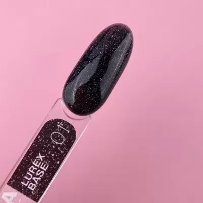 Unha artificial preta com glitter em paleta transparente sobre fundo rosa