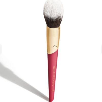 Pincel de maquilhagem com cabo vermelho e cerdas brancas e pretas