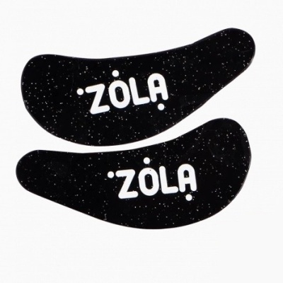 Dois acessórios pretos curvos com manchas brancas e texto ZOLA em branco