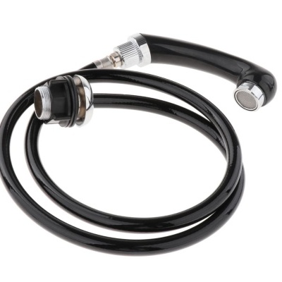 Tubo flexível preto com componentes em metal cromado para torneira ou chuveiro