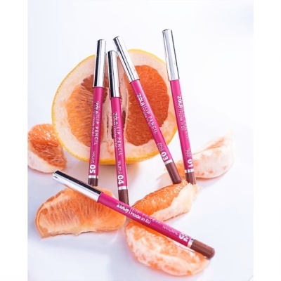 Lápis labiais rosa ZIAJA sobre toranja