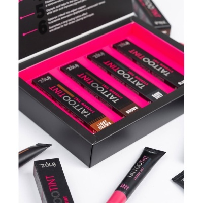 Caixa preta com cinco tubos de tinta Tattoo Tint para sobrancelhas, em varias tonalidades.