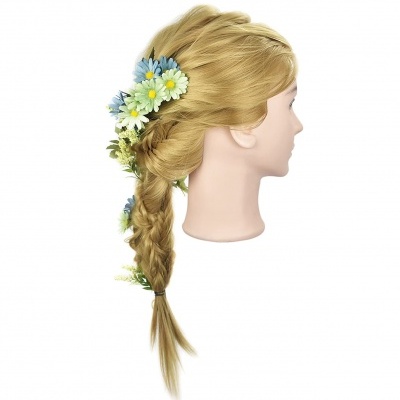 Cabeça de manequim com cabelo loiro trançado e flores artificiais azuis e brancas