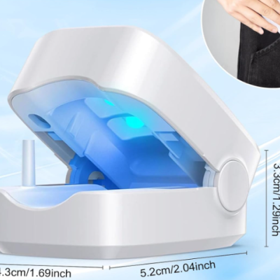 Dispositivo de esterilização branco com luz azul, dimensões indicadas e mão segurando objeto