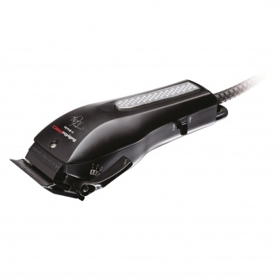 Máquina de cortar cabelo preta com cabo elétrico e textura antiderrapante