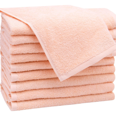 Oito toalhas cor de salmão empilhadas com textura felpuda
