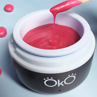 Frasco preto com verniz rosa vibrante e pincel