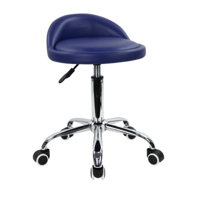 Cadeira de escritório azul com base cromada e rodas