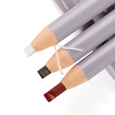 Três lápis coloridos com pontas branca, preta e vermelha e corpo roxo