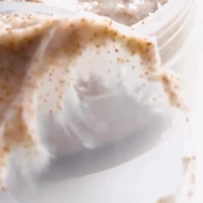 creme esfoliante com partículas marrons