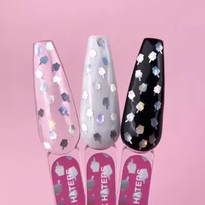 Unhas postiças com adesivos holográficos e texto 