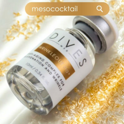 Frasco de vidro transparente com líquido e rótulo branco sobre superfície clara com decoração amarela