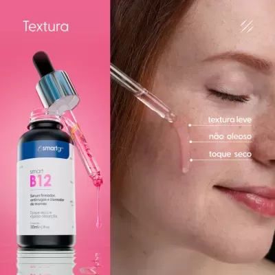 Frasco de sérum smart B12 com conta-gotas aplicando líquido rosa em pele clara com sardas e texto sobre textura do produto