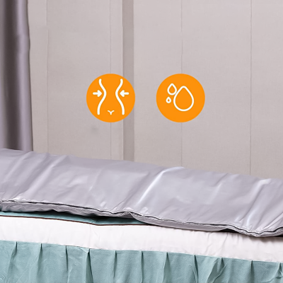 Mulher deitada numa cama com manta térmica prateada