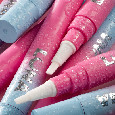 Conjunto de canetas de ponta pincel azul e rosa com gotas de água