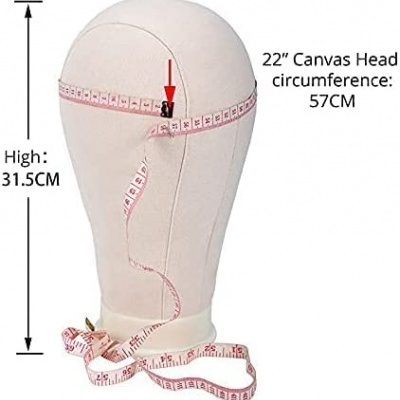 Cabeça de manequim bege com fita métrica rosa e números vermelhos, medidas destacadas