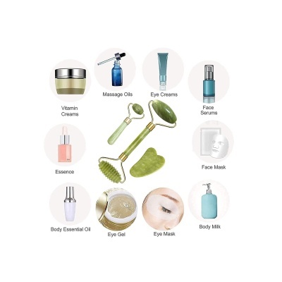 Produtos de skincare com rótulos e ferramentas de massagem facial verde