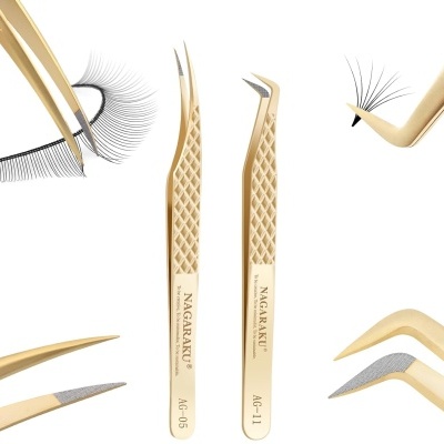 Pinças douradas texturizadas para pestanas com texto NAGARAKU e códigos AG-05 e AG-11