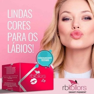 Produto rbkollors Lip com caixa vermelha e modelo mulher loira a fazer beijo