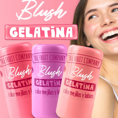 Três blushes em gelatina coloridos com fundo rosa e mulher sorridente