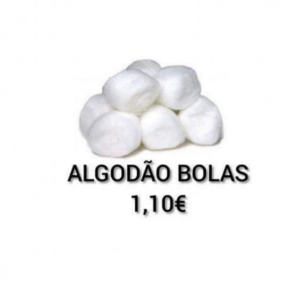 Bolas de algodão brancas empilhadas com texto de preço