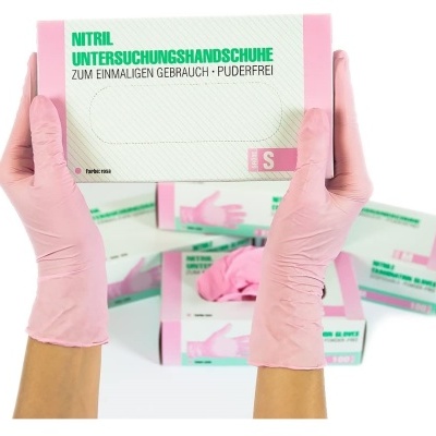 Caixa de luvas de nitrilo rosa tamanho pequeno e mãos com luvas