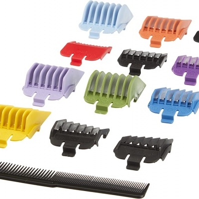 Conjunto de pentes plásticos coloridos e um pente preto