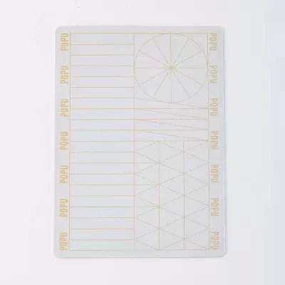 Placa branca com desenhos geométricos dourados e texto POPU nas bordas.