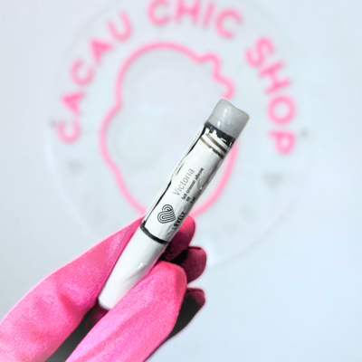 Borracha branca Victoria com luva rosa sobre fundo com logo rosa