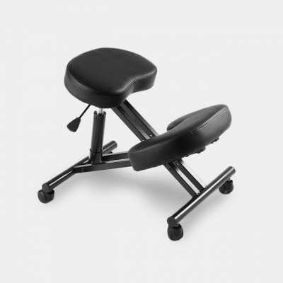 Cadeira ergonómica preta com base metálica e rodas