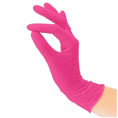 Mão com luva de látex cor-de-rosa