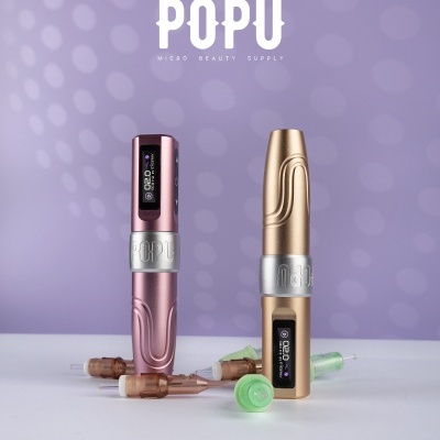 Dispositivos de beleza rosa e dourado com ecrãs digitais e agulhas em superfície branca e fundo roxo